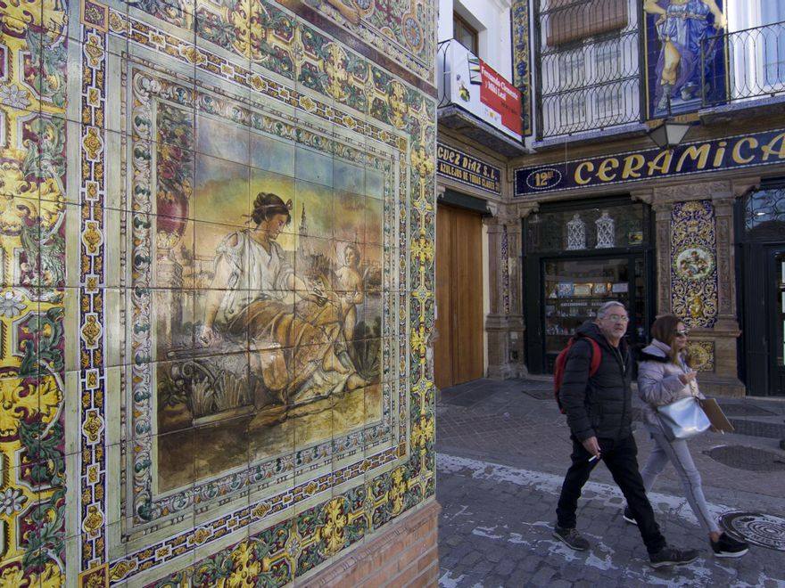 Placa de azulejos en el centro alfarero de Triana.