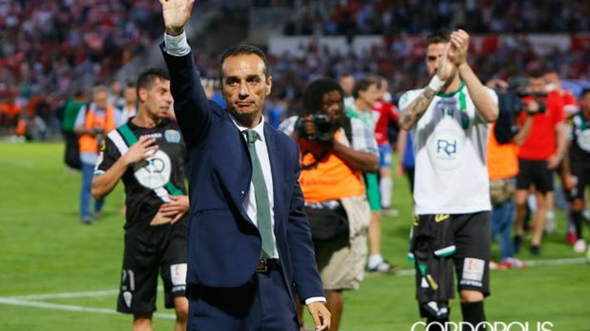 Oltra saluda a los aficionados al final del partido en Girona
