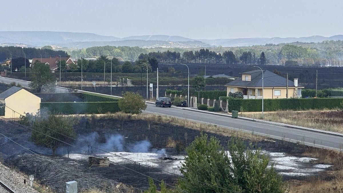 El incendio de Villaverde hizo temer por varias viviendas.