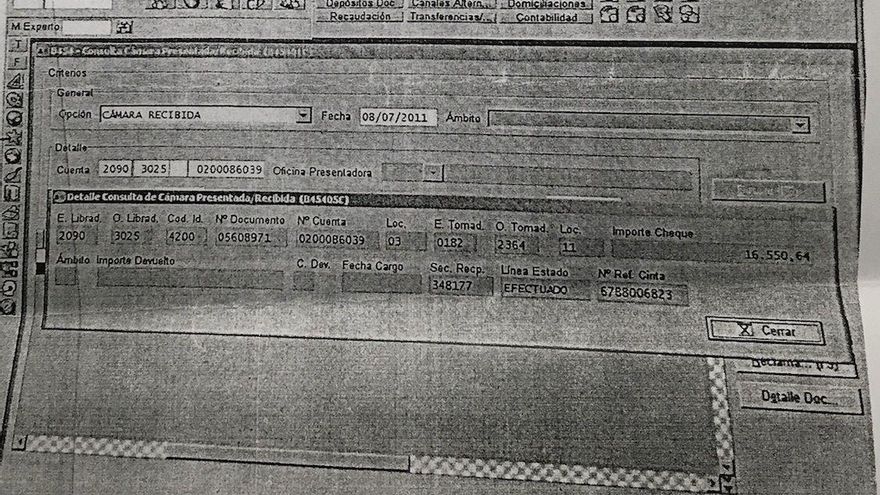 Cobro de uno de los cheques en la oficina del BBVA Empresas de la rambla de Méndez Núñez de Alicante.