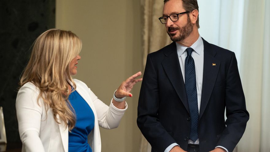 La secretaria primera del Senado, Eva Ortiz, y el vicepresidente primero de la Mesa del Senado, Javier Maroto, en la mesa de trabajo tras la Sesión Constitutiva, en el Senado, a 17 de agosto de 2023, en Madrid (España).