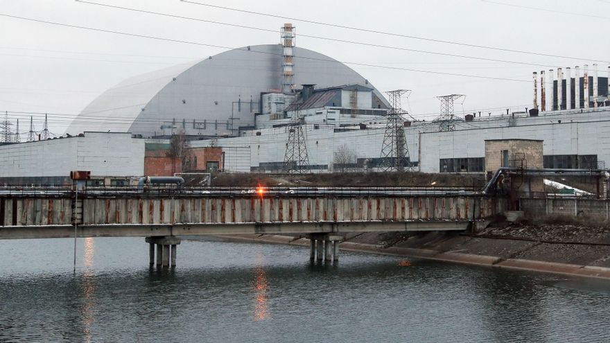 Vista general del refugio protector sobre los restos de la Unidad 4 del reactor nuclear en la central nuclear de Chernóbil