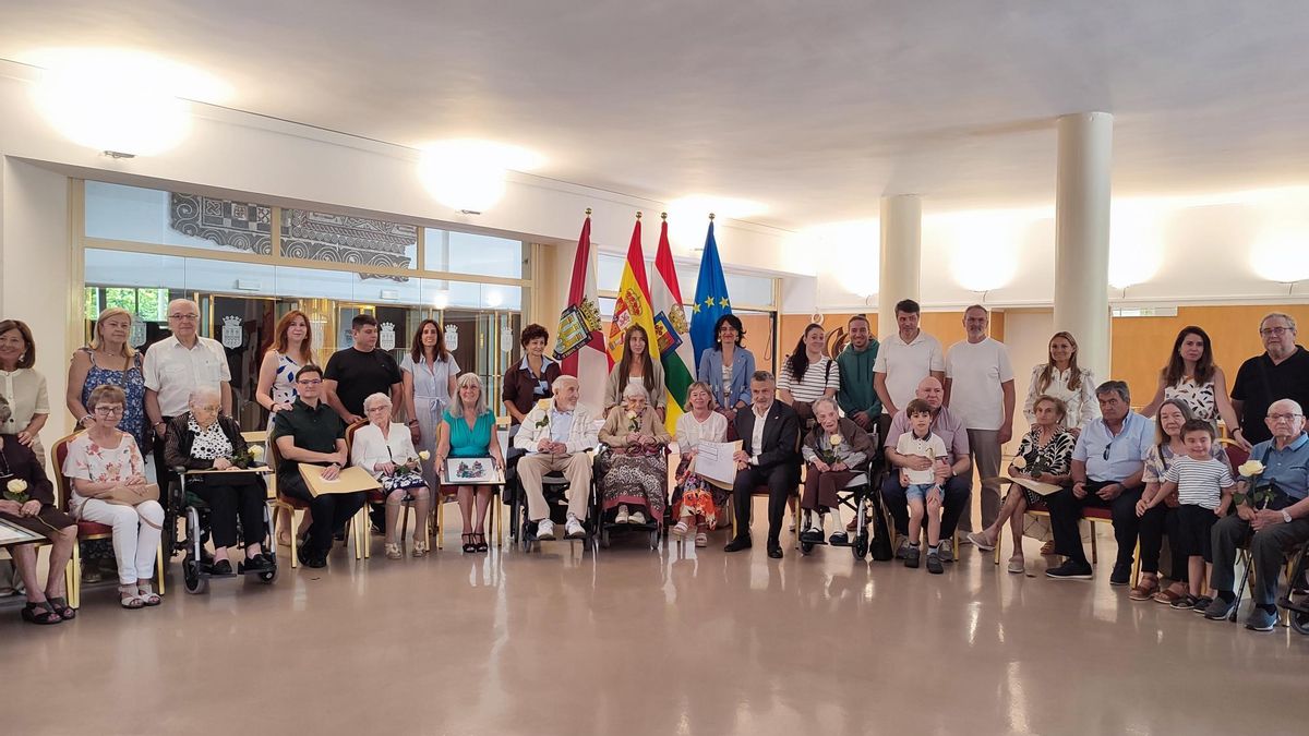 Un siglo de logroñesismo: homenaje a los vecinos centenarios por el día de los abuelos