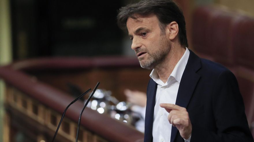 El diputado de Unidas Podemos, Jaume Asens interviene este jueves en el Congreso para dar cuenta del espionaje con Pegasus sufrido por él mismo y por líderes independentistas, un caso que había abierto una profunda brecha con sus socios parlamentarios. EFE/ Fernando Alvarado