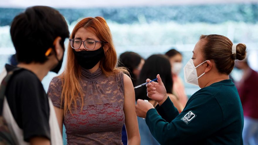 Personal de salud aplica a mayores de 18 años la vacuna contra Covid-19 en Ciudad de México (México).