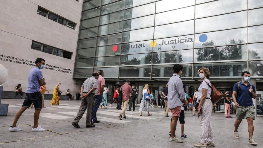 La Fiscalía pide cinco años de prisión a dos acusados de propinar una paliza a un hombre al grito de "maricona de mierda"