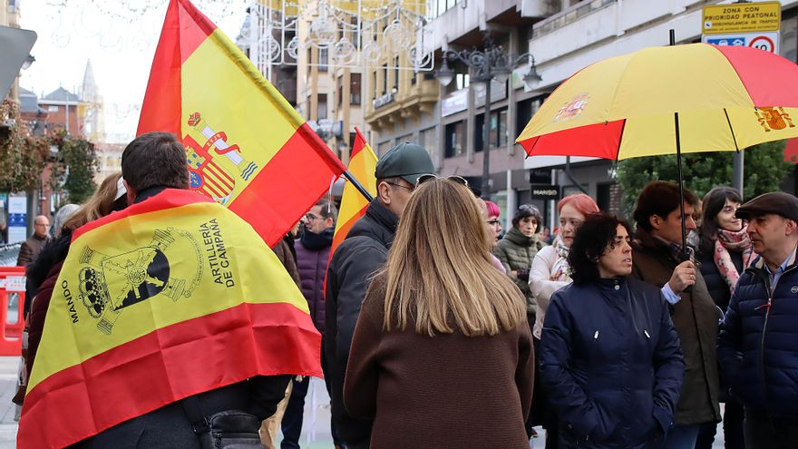 Cerca de un centenar de personas asisten a la concentración promovida por VOX en León.