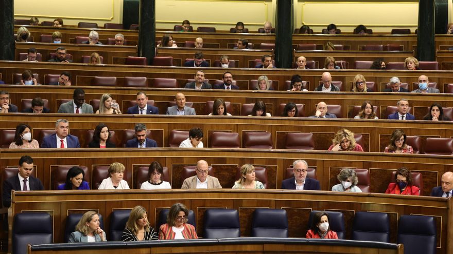 Archivo - Miembros del hemiciclo en una sesión de control, en el Congreso de los Diputados.