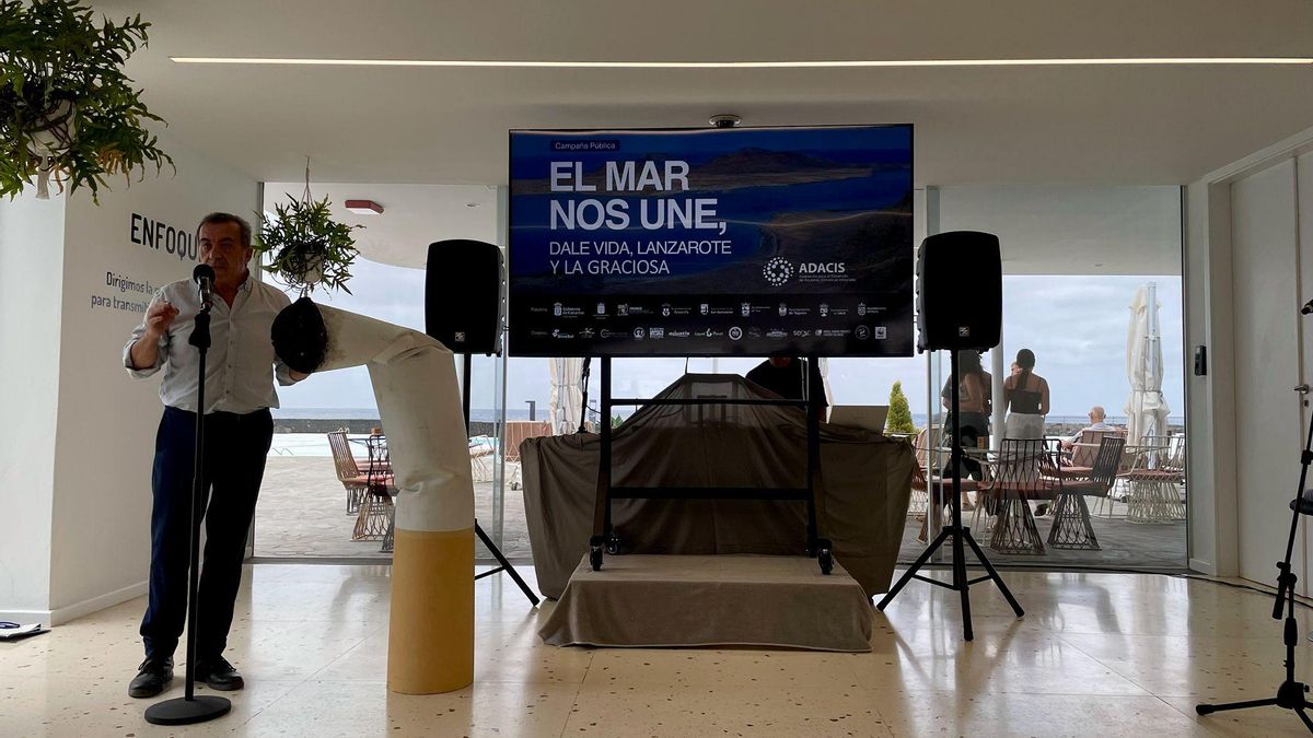 Ezequiel Navío durante la presentación de la campaña 'El mar nos une, dale vida', en Arrecife.