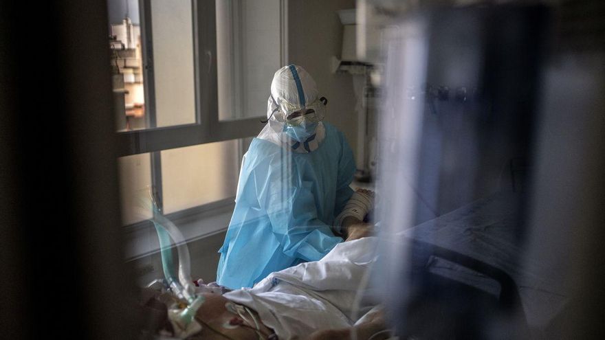 Una fisioterapeuta trata a un paciente con COVID-19 en la UCI del hospita