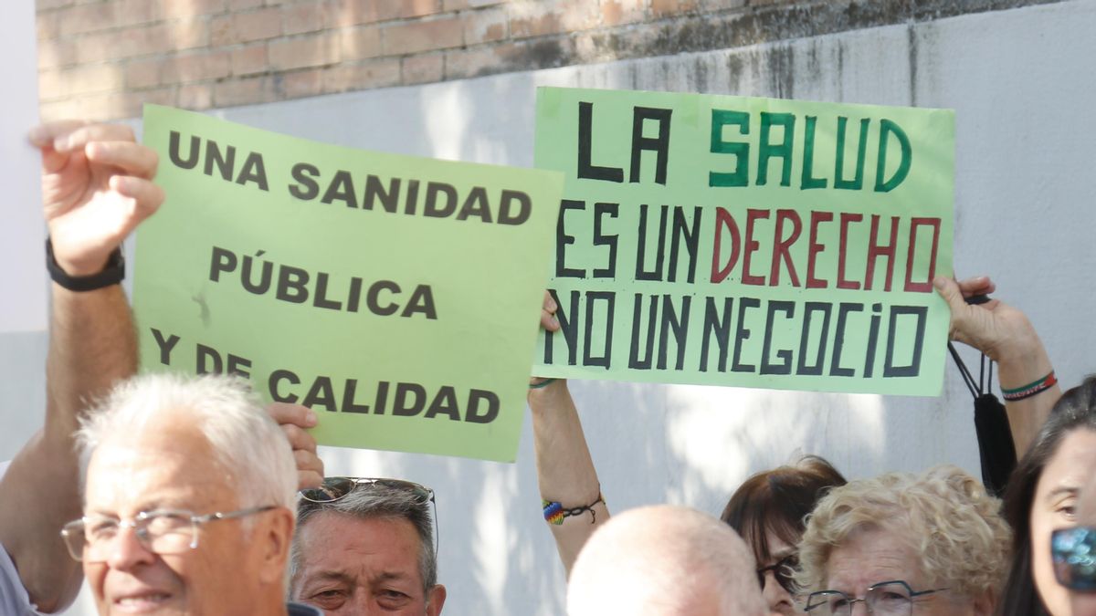 Mareas Blancas de Córdoba se concentra tras la presentación de un escrito solicitando una reunión con la nueva delegada de sanidad