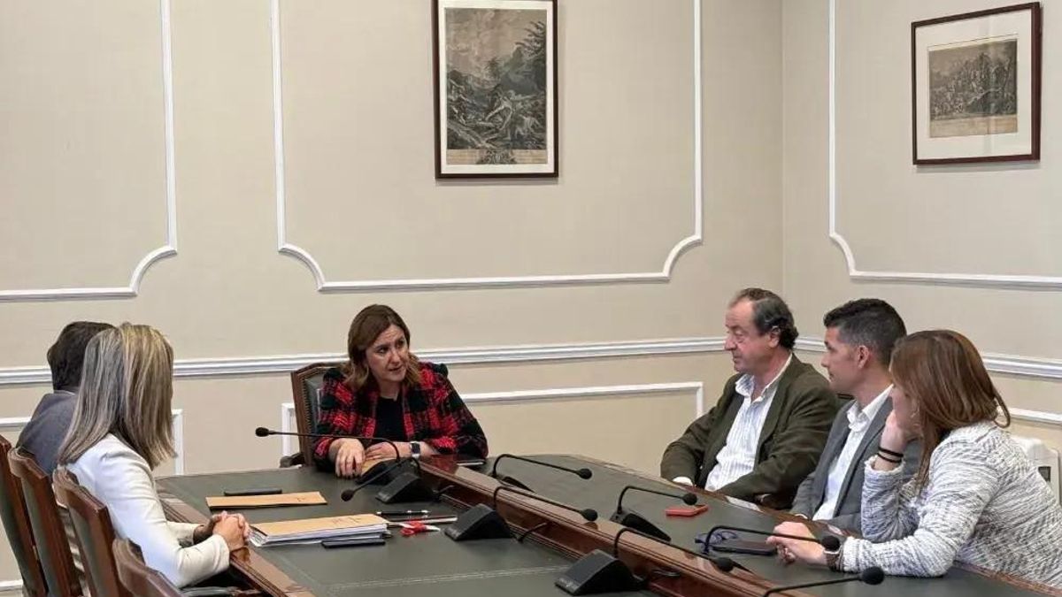 La alcaldesa de València, María José Català, con los representantes de Hosbec el pasado 6 de  febrero.