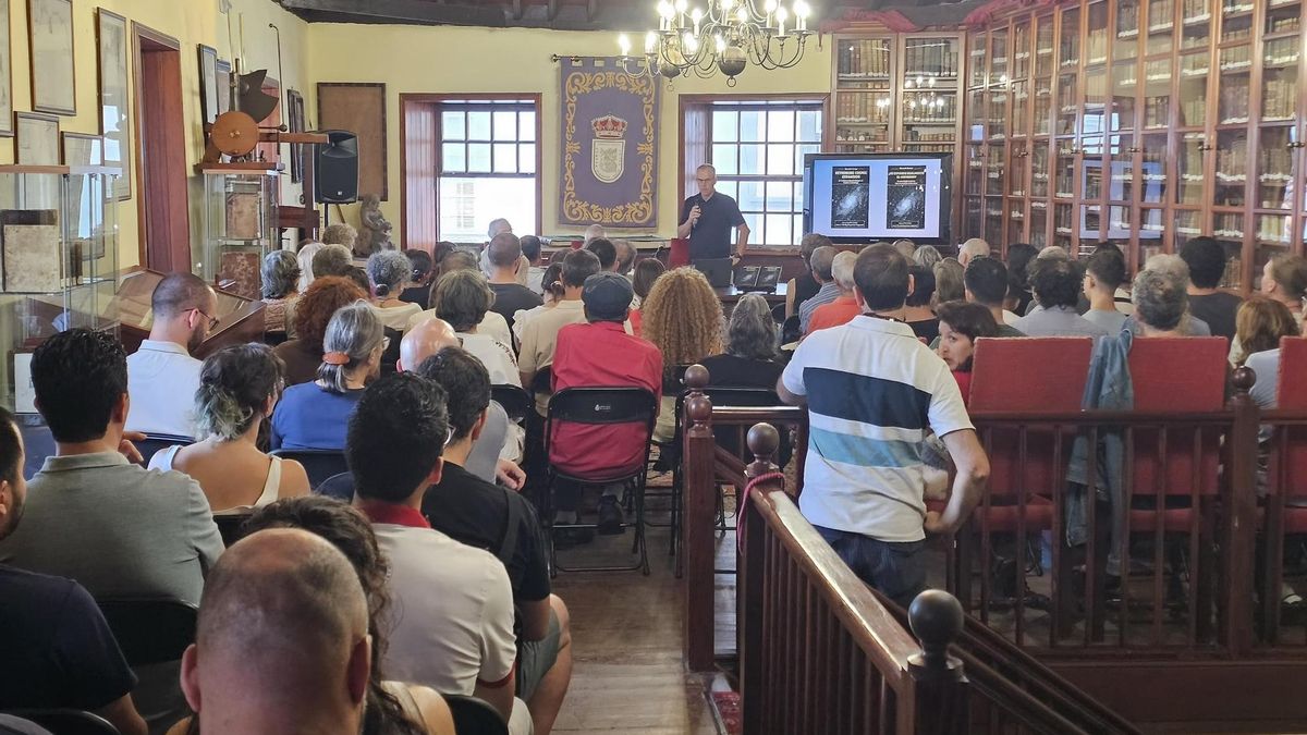 El astrofísico Riccardo Scarpa llena La Cosmológica en la presentación de su libro ‘¿Se expande realmente el Universo?’