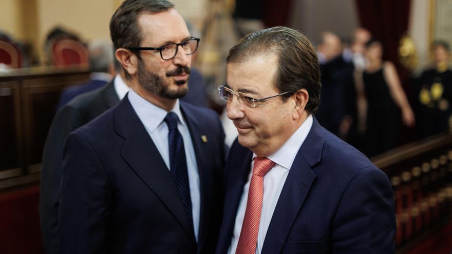 El expresidente de la Junta de Extremadura, Guillermo Fernández Vara (d), propuesto por el PSOE como vicepresidente del Senado, se cruza con el portavoz del PP en el Senado, Javier Maroto (i), en el hemiciclo de la Cámara Alta antes de la Sesión Constitut