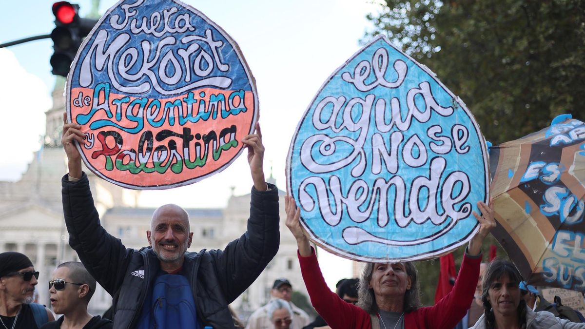 Personas sostienen carteles duran una manifestación en contra de la reforma de ley de glaciares este miércoles, en cercanías al Congreso en Buenos Aires (Argentina).