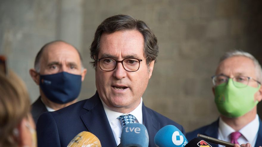 El presidente de la Confederación Española de Organizaciones Empresariales (CEOE), Antonio Garamendi (c), visita Jaca este viernes dentro de la iniciativa "El Camino de la Empresa 2021" que desarrolla actos en puntos destacados de la Ruta Jacobea en coincidencia con este Año Xacobeo. EFE/Javier Blasco