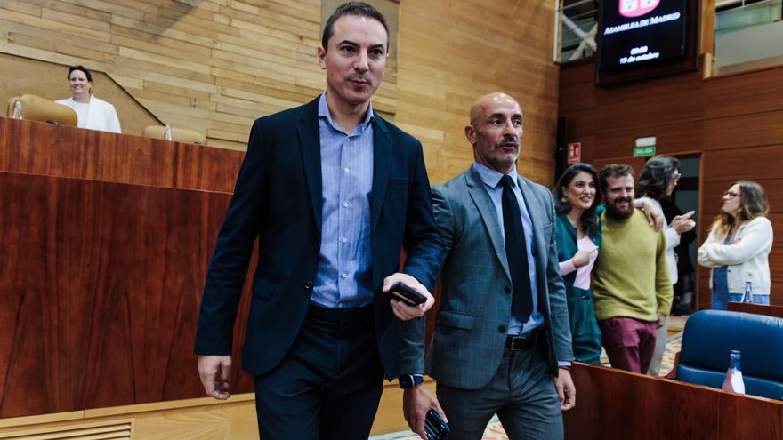 Archivo - Juan Lobato junto a Jesús Celada en la Asamblea de Madrid. Archivo.
