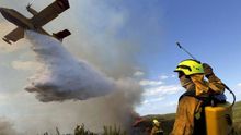 Un hidroavión descarga agua sobre la zona del incendio
