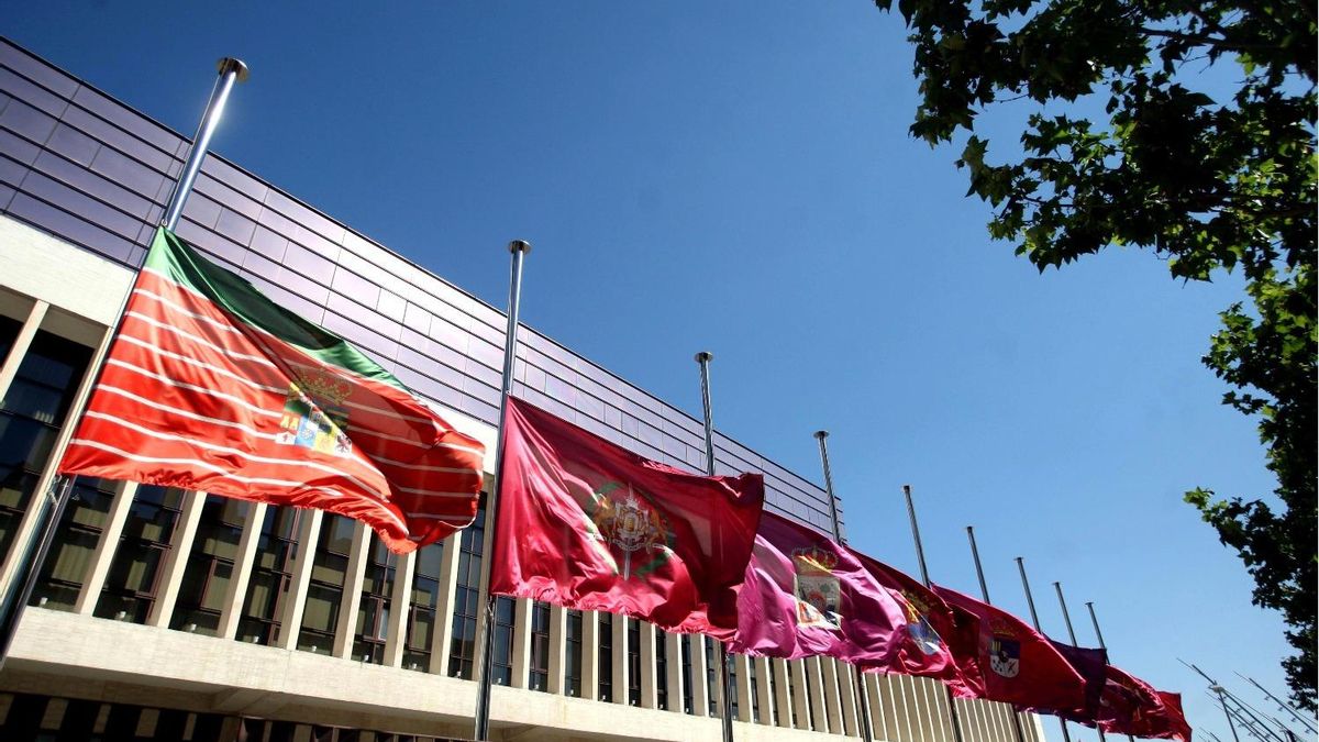Imagen de archivo: banderas a media asta en el parlamento de Castilla y León.