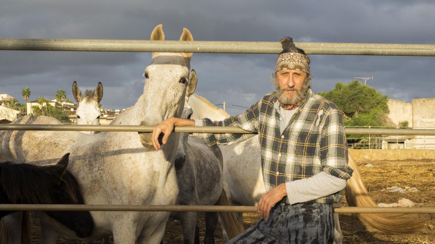 Miguel Adrover junto a un caballo