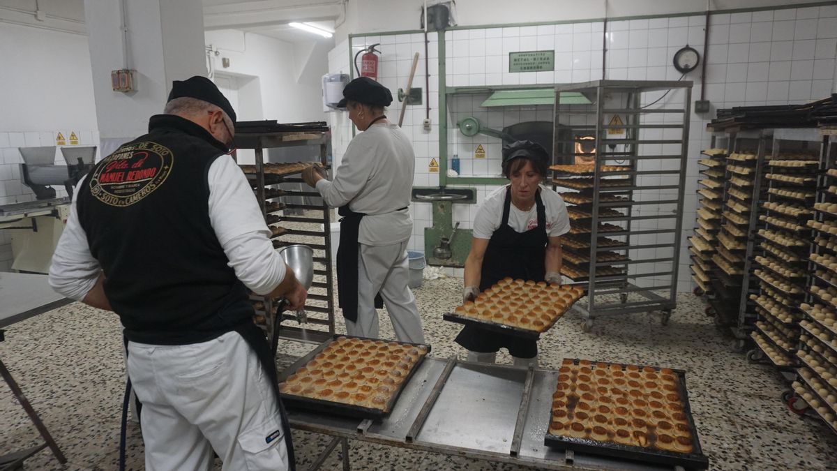 El obrador de mazapanes de Viuda de Manuel Redonda en plena actividad