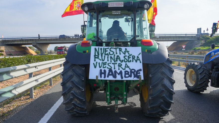 Tractores cortan la autovía A4 en Sevilla el 6 de febrero.