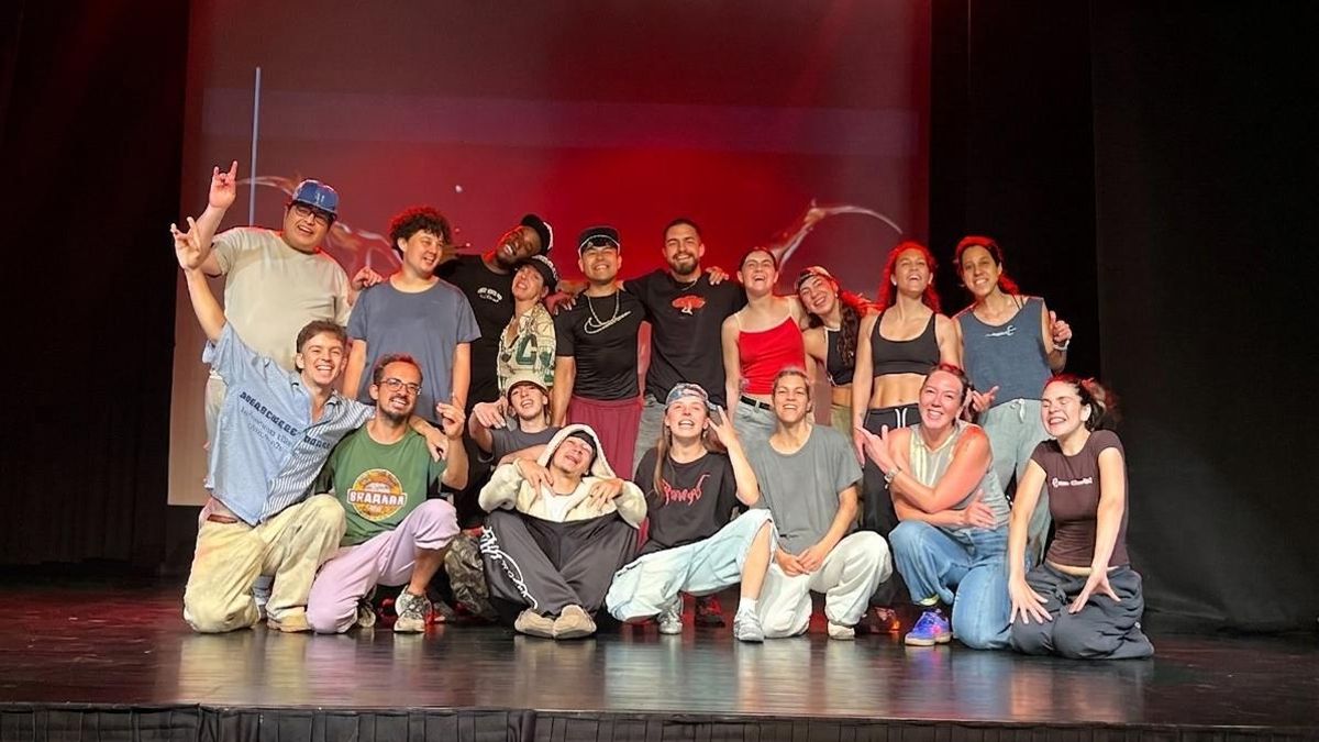Profesores y alumnos en el Centro Cultural de Santa Brígida.
