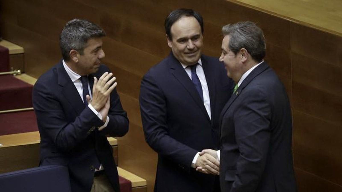 Pérez Llorca se estrecha la mano con el portavoz de Voz, José María Llanos, en presencia de Carlos Mazón, tras su investidura. José Cuéllar/Corts Valencianes