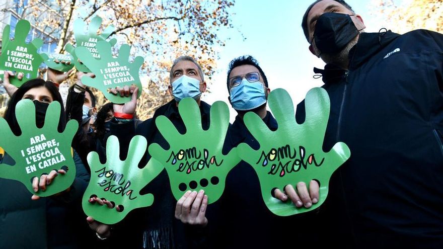 Aragonès sostiene un cartel de la entidad Somescola junto a miembros de su partido