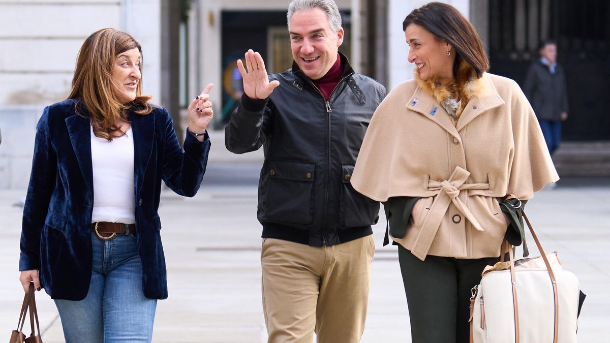 Archivo - (I-D) La presidenta autonómica del PP, María José Sáenz de Buruaga, el coordinador general del PP y director de campaña del 28M, Elías Bendodo, y la alcaldesa de Santander, Gema Igual,  en Santander.