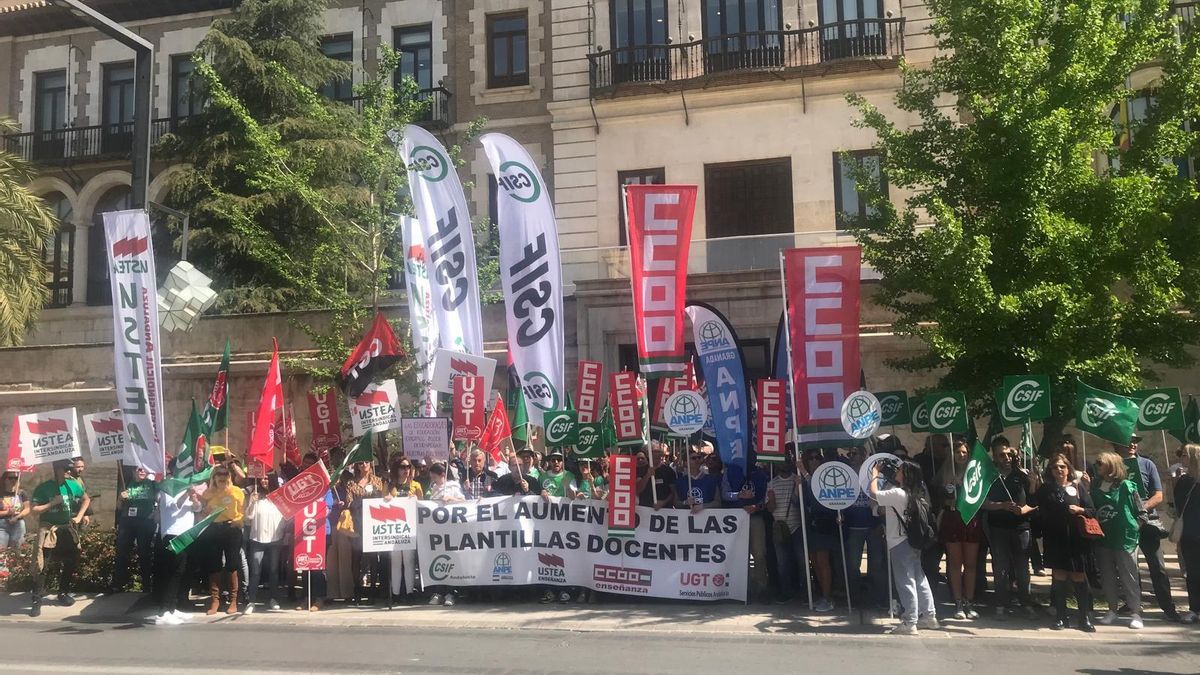 Protesta para exigir el incremento de las plantillas docentes en Granada capital.