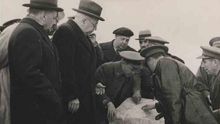 Noviembre de 1937. Manuel Azaña visita al sector del IV Cuerpo del Ejército y observa los planos de Cipriano Mera. Al fondo con boina, Indalecio Prieto.