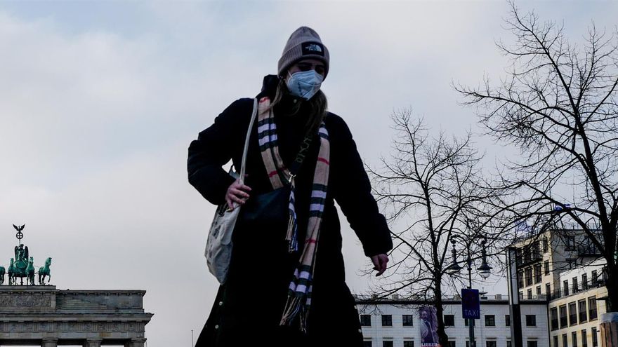 Una mujer pasea por Berlín en una imagen de archivo.