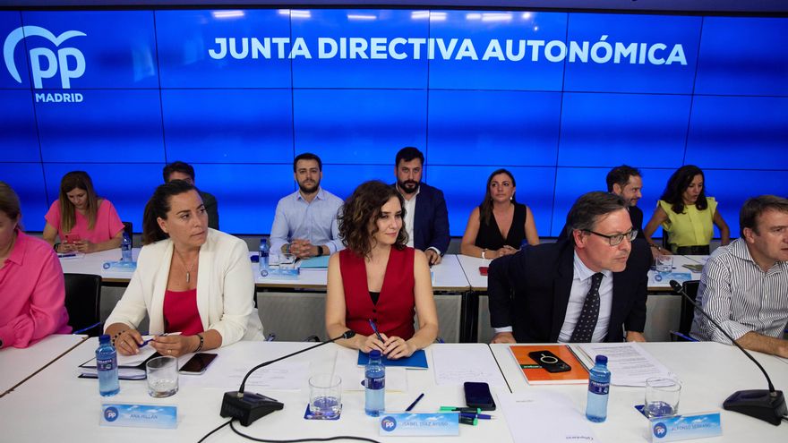 La vicesecretaria de organización territorial del PP de Madrid, Ana Millán, la presidenta Isabel Díaz Ayuso y el secretario general, Alfonso Serrano