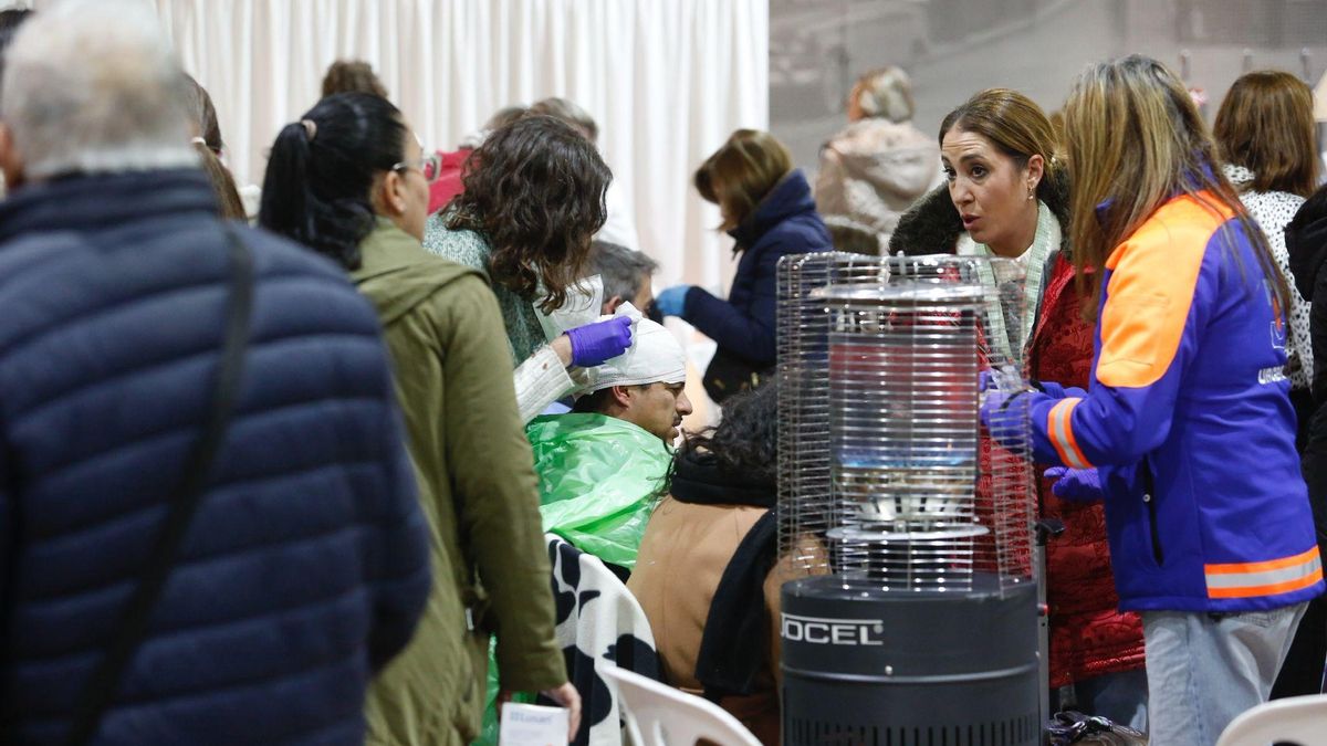 Servicios sanitarios y protección civil atienden a los heridos tras el descarrilamiento en Adamuz