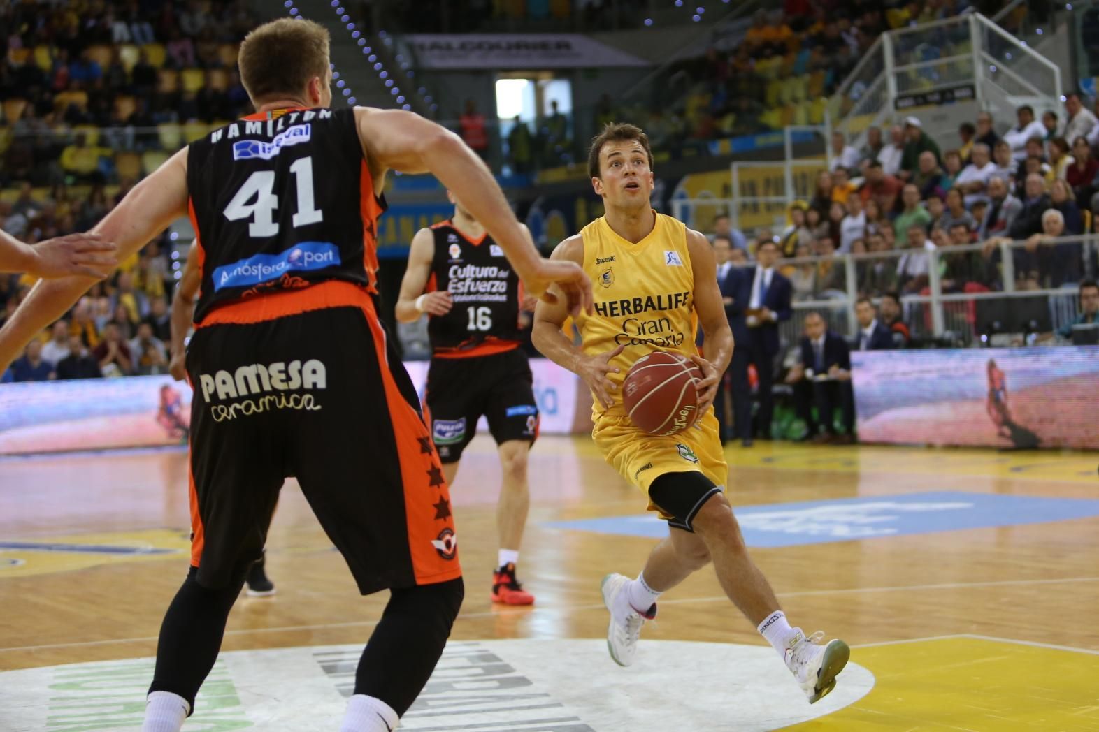 Imagen del encuentro entre el Herbalife Gran Canaria y el Valencia Basket. (Alejandro Ramos).