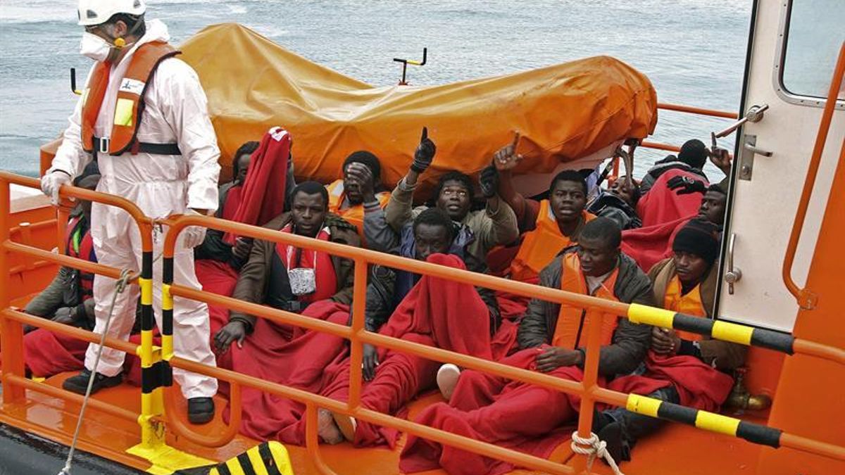 Imagen de archivo de los servicios de Salvamento Marítimo en el rescate de inmigrantes
