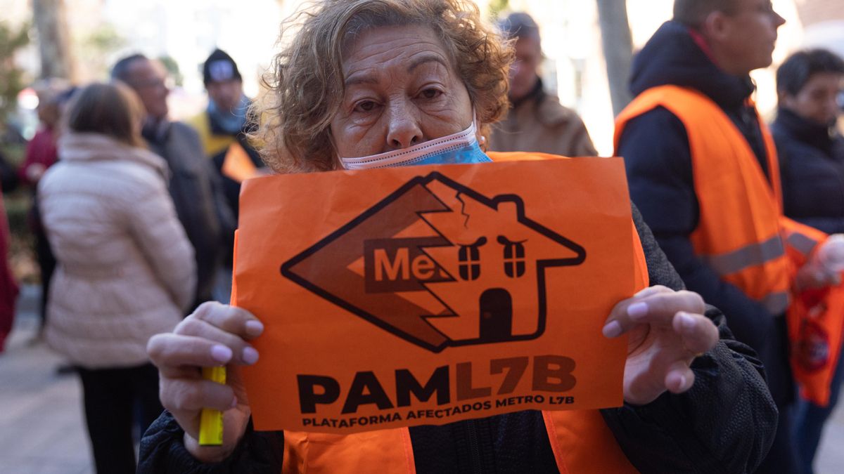 Una mujer porta una pancarta de la Plataforma de Afectados por la L7B de Metro