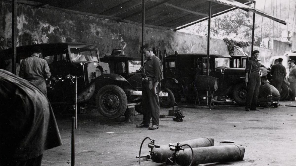 Prisioneros trabajando en un taller de reparación de coches del Campo de Concentración de Deusto, en agosto de 1938.