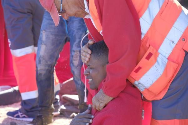 27 personas atendidas por servicios de emergencia en la playa de El Burrero. (EFE/Ángel Medina G).