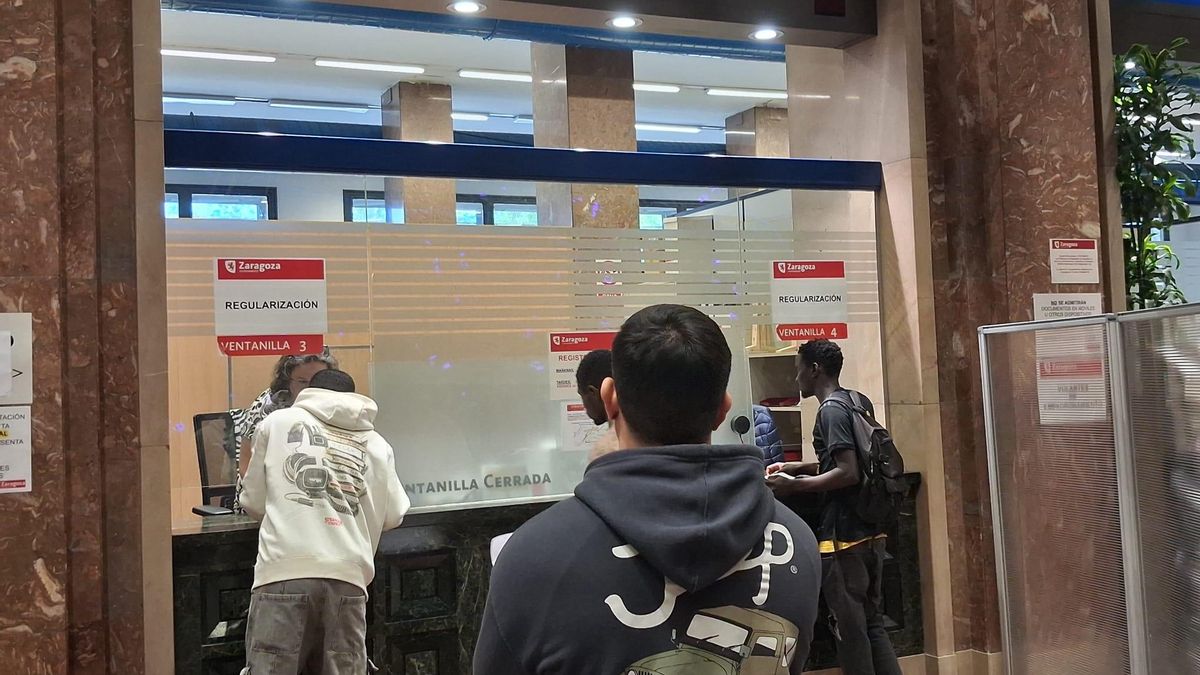 Algunos de los solicitantes frente a la ventanilla del Ayuntamiento