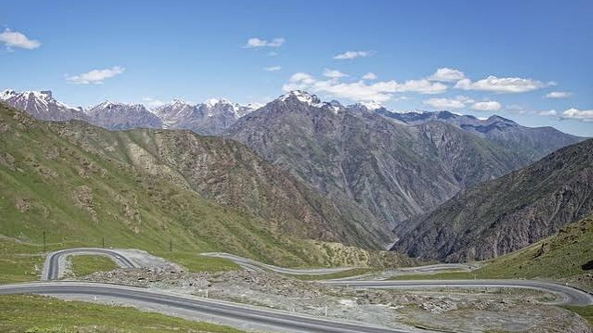 Su nombre en chino, Tianshan, significa literalmente "montañas celestiales