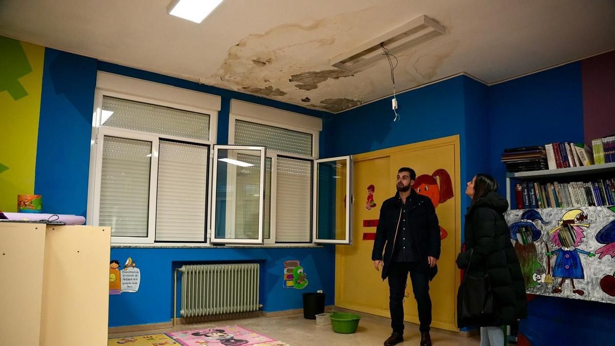 El PSOE denuncia la aparición de goteras y posibles riesgos eléctricos en el colegio de Noceda del Bierzo
