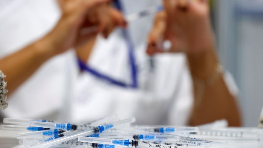 Una sanitaria prepara dosis de vacunas contra la covid-19 en el hospital Enfermera Isabel Zendal de Madrid. EFE/Chema Moya/Archivo