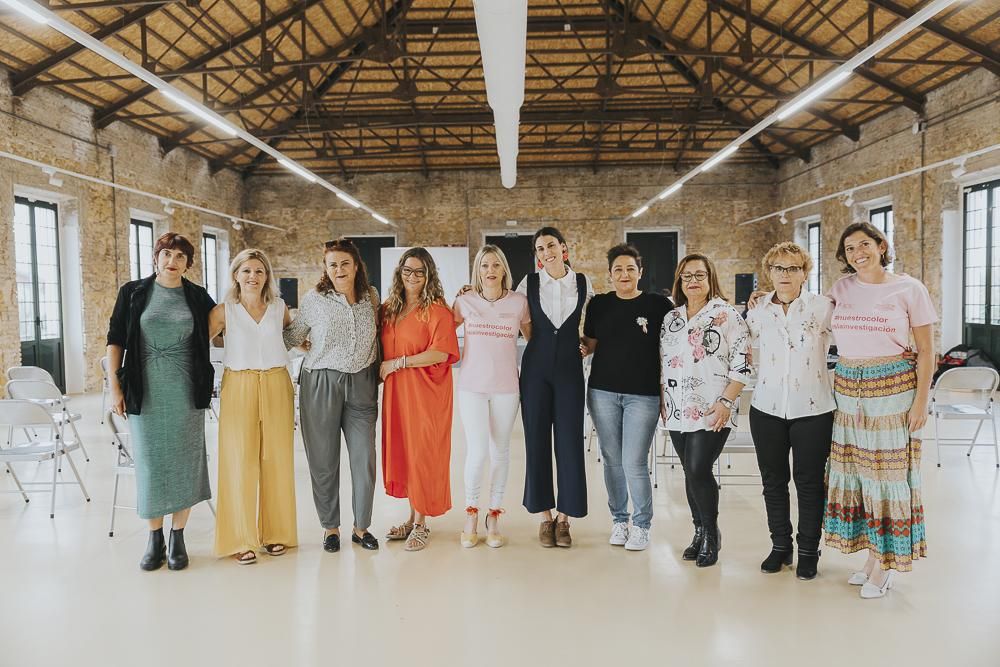 Las periodistas Elisa Reche y Olga Lorente con jugadoras de las Flechas Rosas de Lorca y Vientos de Cartagena