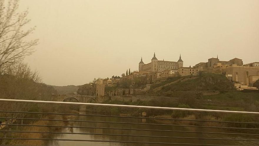 El Casco Histórico de Toledo, con río Tajo y el Alcázar, bajo la calima que ha traído 'Celia'