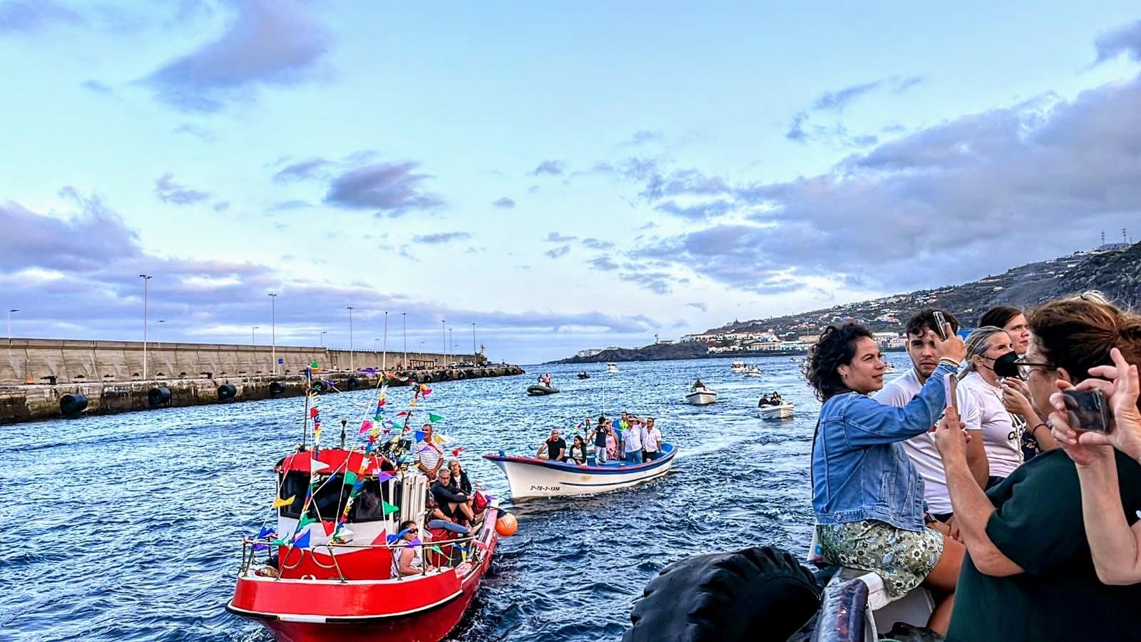 Numerosas personas participaron en la procesión de la patrona de la gente del mar.