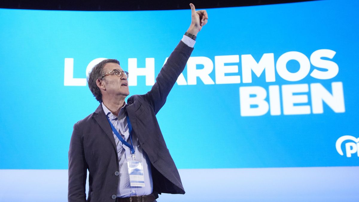 El presidente de la Xunta de Galicia y candidato a la presidencia del PP,  Alberto Núñez Feijóo, en el Palacio de Congresos y Exposiciones de Sevilla (FIBES) para participar en el XX Congreso extraordinario del PP, a 1 de abril de 2022, en Sevilla, Andalu