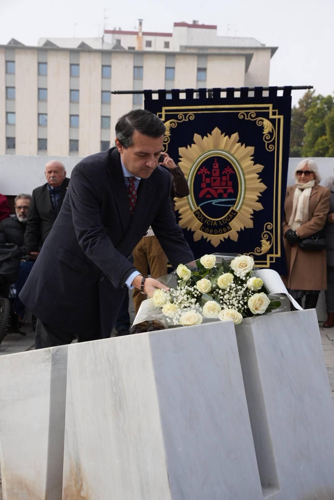 Ofrenda floral en memoria de las dos policías asesinadas en 1996