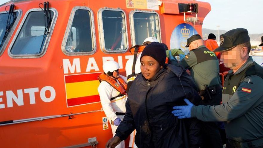 Rescatados 47 inmigrantes de una patera en la costa de Granada